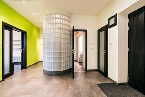Nabídka přes realitního makléře Brno: Nabízíme k pronájmu moderní velký byt 3KK s vlastní GARÁŽÍ 7