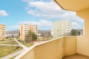 Nabídka přes realitního makléře Brno: Prostorný byt 3+1 se dvěma sklepy a balkónem, Brno Kohoutovice 11
