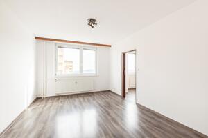 Nabídka přes realitního makléře Brno: Prostorný byt 3+1 se dvěma sklepy a balkónem, Brno Kohoutovice 1