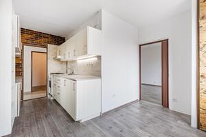 Nabídka přes realitního makléře Brno: Prostorný byt 3+1 se dvěma sklepy a balkónem, Brno Kohoutovice 8