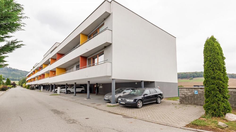 Nabídka přes realitního makléře Brno: Pronájem bytu 2+KK s parkovacím stáním Česká u Brna