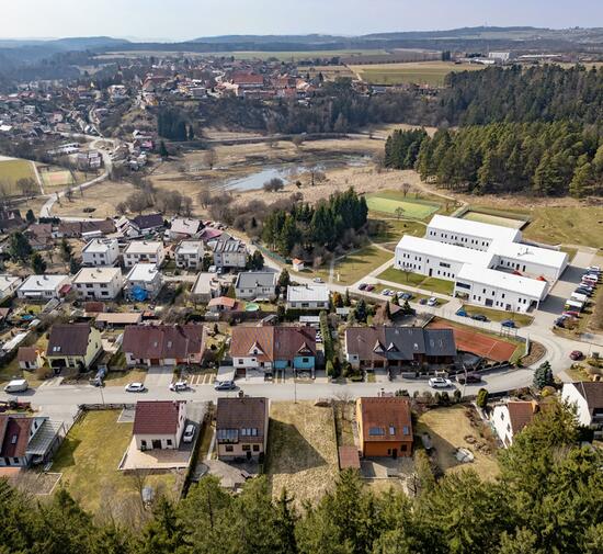 Nabídka přes realitního makléře Brno: Prodej pozemku o výměře 499m2 v Ostrově u Macochy 7