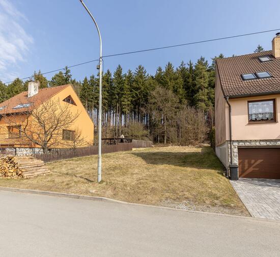 Nabídka přes realitního makléře Brno: Prodej pozemku o výměře 499m2 v Ostrově u Macochy 9