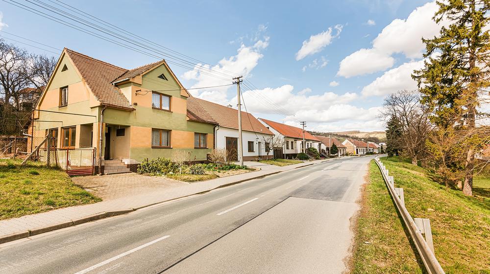 Nabídka přes realitního makléře Brno: Rodinný dům a ovocný sad/stavební pozemek