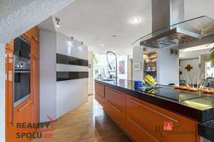 Nabídka přes realitního makléře Brno: Rodinná vila se 3 byty - Brno 15